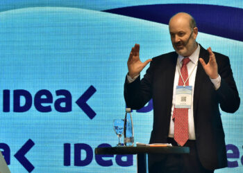 Desde el coloquio de Idea Sturzenegger rogó a los empresarios que dejen de pedir baja de impuestos