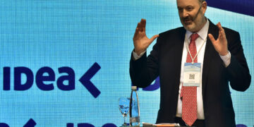 Desde el coloquio de Idea Sturzenegger rogó a los empresarios que dejen de pedir baja de impuestos