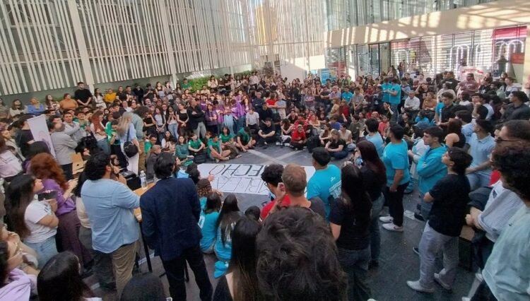 Los estudiantes de la Facultad de Derecho realizaron una toma el jueves.