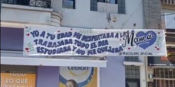 Su mamá le dejó un incómodo pasacalle frente a su casa y la situación se volvió viral