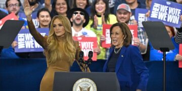 Jennifer López y Maná dieron su apoyo a Kamala Harris y se sumaron al mitin: «Creemos en su astucia»