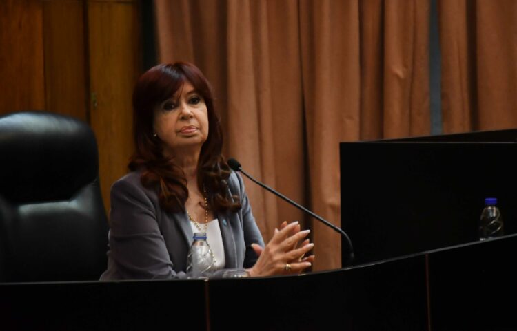 Cristina Kirchner apuntó contra Milei tras quitarle la jubilación de privilegio y la pensión