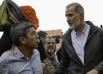 Le tiraron barro a los reyes y al presidente de España cuando visitaban a los afectado por la DANA