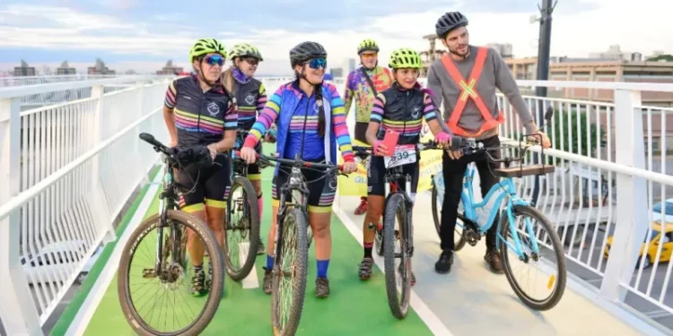 Última salida de ciclismo urbano del año: un recorrido único al atardecer