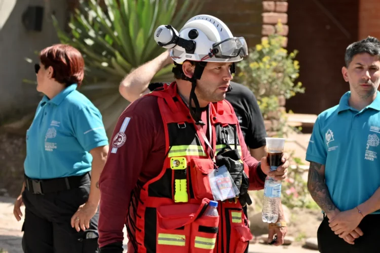 Por fuertes tormentas suspendieron "temporalmente" el operativo en el derrumbe de Villa Gesell