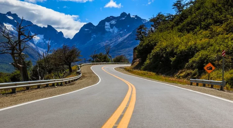 Las Ruta Nacional 40 recorre el país de Sur a Norte y en su recorrido acompaña a los turistas con sus hermosos paisajes.