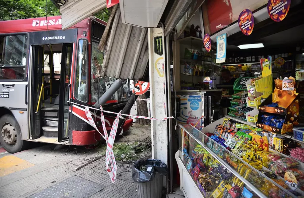 Un colectivo de Ersa se incrustó en un kiosco y atropelló a dos mujeres