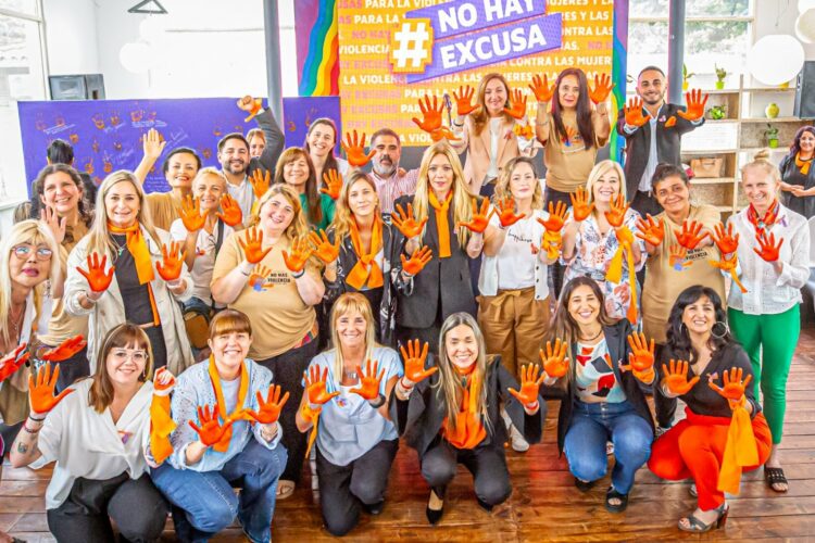 La campaña declaró el color naranja como símbolo del reclamo feminista.