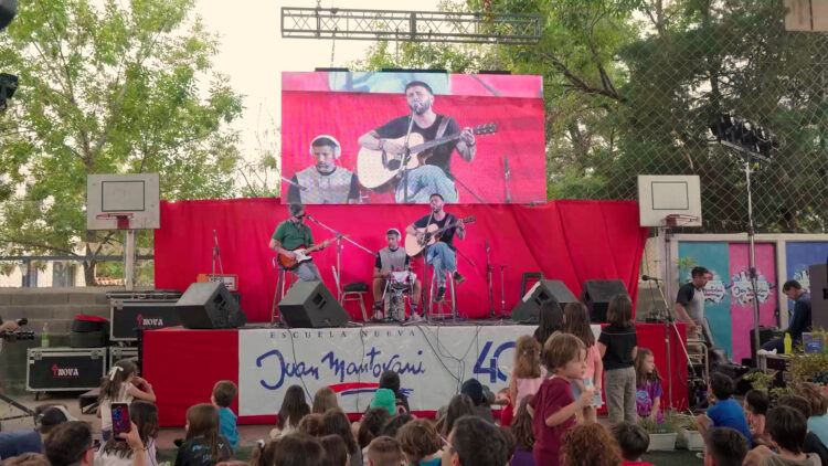 La Escuela Nueva Juan Mantovani cumplió 40 años y presentó la “canción oficial del manto”