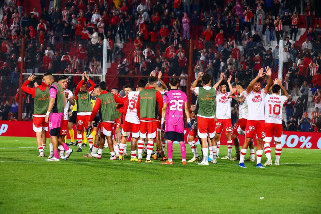 Instituto se lo dio vuelta a Riestra y mantiene viva la ilusión de Sudamericana