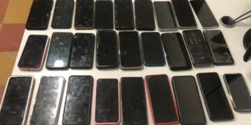 Le robaron el celular, rastreó la geolocalización y detuvieron a una mujer con 27 teléfonos