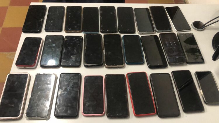 Le robaron el celular, rastreó la geolocalización y detuvieron a una mujer con 27 teléfonos