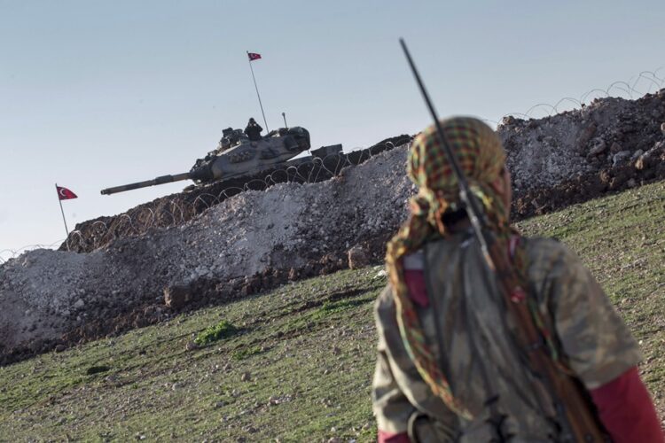 SYR04 ALEPO (SIRIA) 23/02/2015.- Imagen facilitada hoy, lunes 23 de febrero de 2015, que muestra a un soldado de las Unidades de Protección del Pueblo kurdo (YPG) y a un tanque en el nuevo enclave de los restos de Suleyman Sah, cerca de la región de Esme (Siria), ayer, domingo 22 de febrero de 2015. El Ministerio sirio de Exteriores calificó de "agresión flagrante" la intervención del Ejército de Turquía en el enclave turco que alberga el sarcófago de Suleyman Sah, situado en territorio sirio, para evacuar a los soldados que lo protegían. EFE/Mursel Coban / Depo Photos