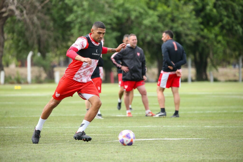 Instituto suspendió su entrenamiento por el ingreso de hinchas