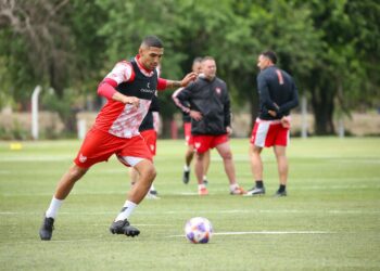 Instituto suspendió su entrenamiento por el ingreso de hinchas