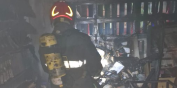 Bomberos extinguió un incendio generado en la biblioteca de una escuela
