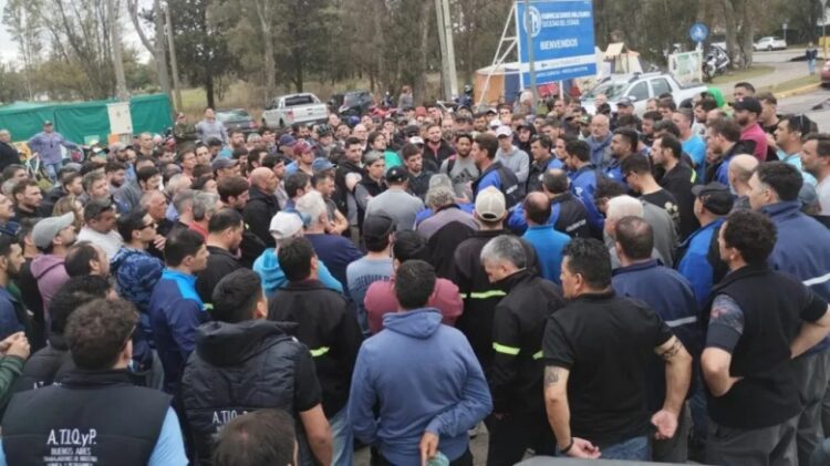 Protesta por los 125 despedidos en la Petroquímica