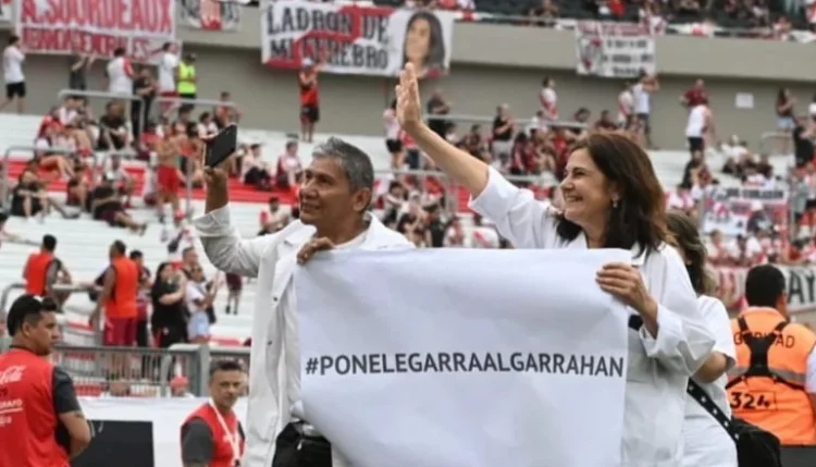 Homenaje a trabajadores del Hospital Garrahan en Núñez