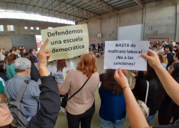 Toman una escuela privada en respaldo a su directora