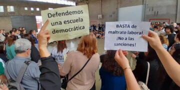 Toman una escuela privada en respaldo a su directora