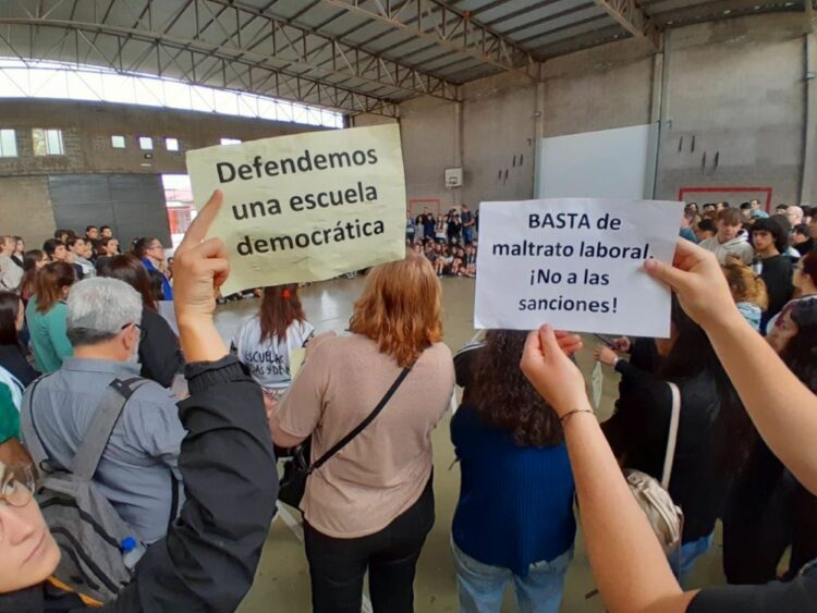 Toman una escuela privada en respaldo a su directora