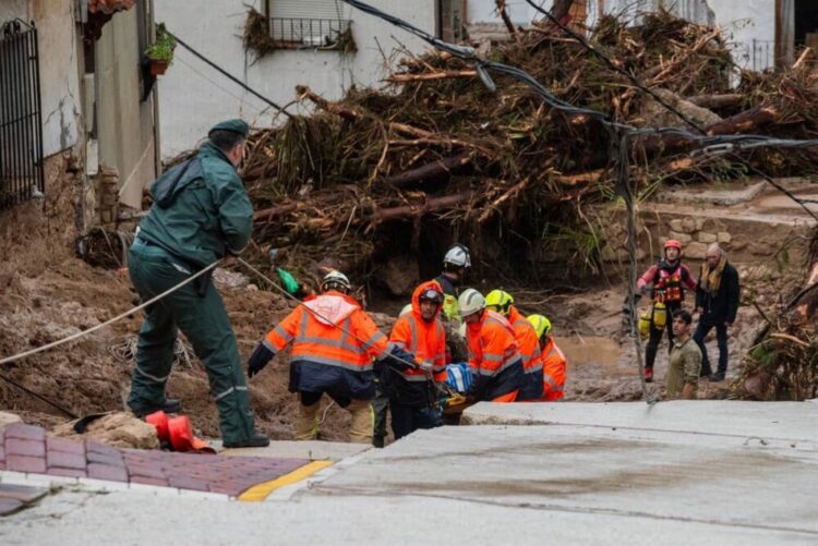 29/10/2024 Varios servicios de emergencias ayudan en las labores de rescate, a 29 de octubre de 2024, en Letur, Albacete, Castilla-La Mancha (España). El casco antiguo de Letur, en la Sierra de Segura, se ha llevado la peor parte, con el desbordamiento del arroyo y sus calles se han convertido en un torrente, donde el agua ha arrasado con todo a su paso. En torno a 30 personas se han quedado atrapadas en sus viviendas en el centro de Letur, en el entorno de la Plaza del Ayuntamiento, por la riada. Cinco personas más permanecen en un restaurante y otra más ha pedido ayuda desde el paraje La Cascada, cercano a la localidad.
POLITICA 
Víctor Fernández - Europa Press