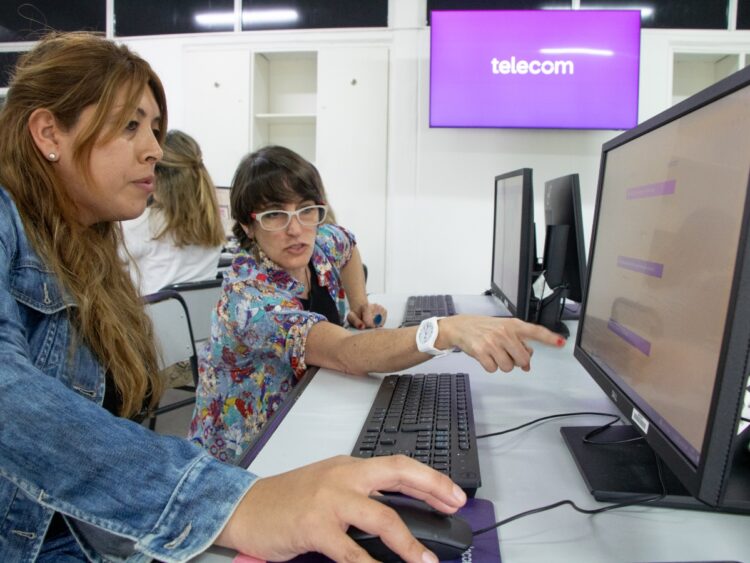 Telecom cierra el año escolar con talleres para docentes