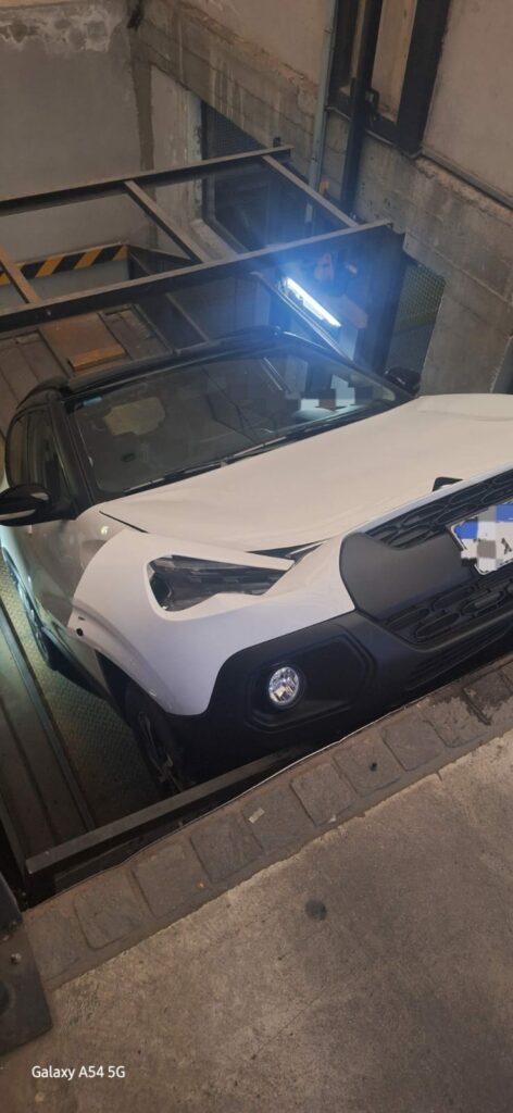 Por una falla en el ascensor, un auto cayó desde la planta baja de un edificio hacia el subsuelo Por una falla en el ascensor, un auto cayó desde la planta baja de un edificio hacia el subsuelo