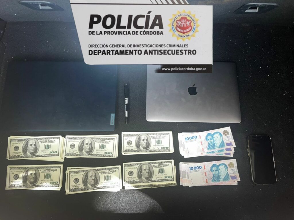 Detienen a 3 personas con dólares y pesos falsos