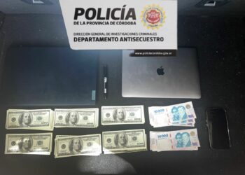 Detienen a 3 personas con dólares y pesos falsos