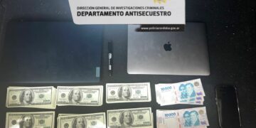 Detienen a 3 personas con dólares y pesos falsos