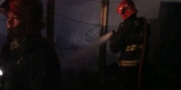 Se incendió un monoambiente y un joven debió ser hospitalizado tras convulsionar