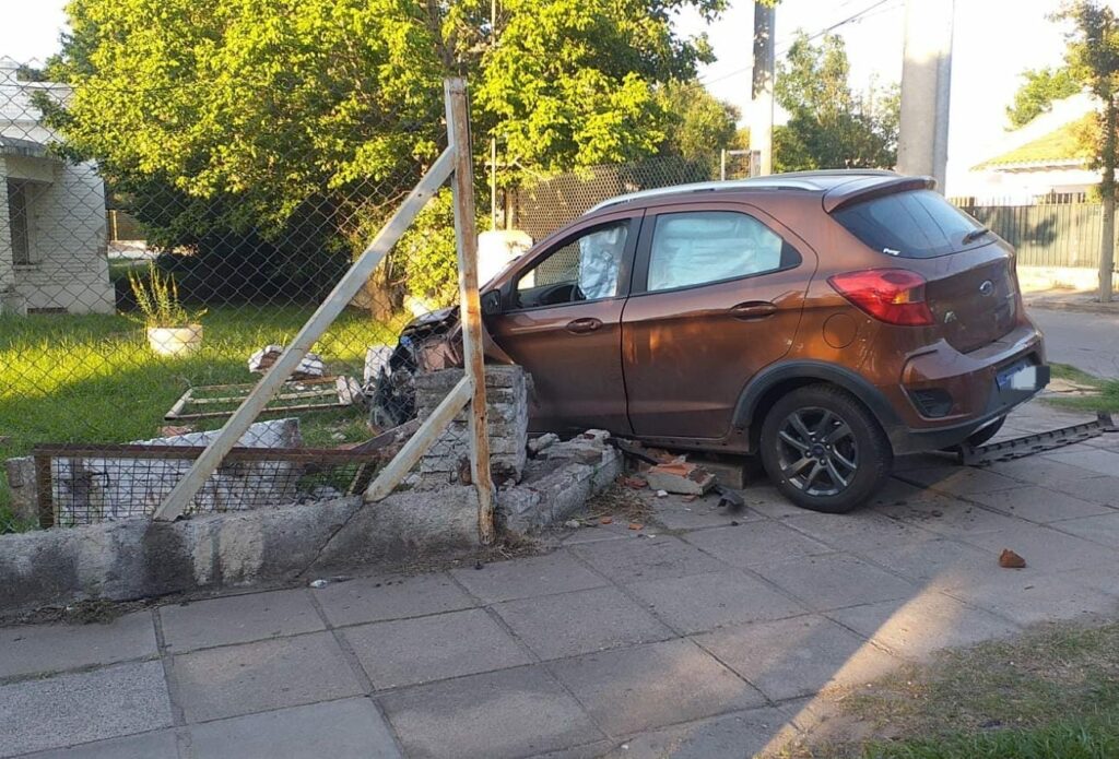 Un joven conducía alcoholizado, atropelló a un peatón y terminó chocando contra una casa