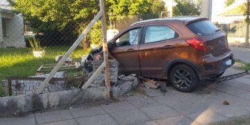 Un joven conducía alcoholizado, atropelló a un peatón y terminó chocando contra una casa