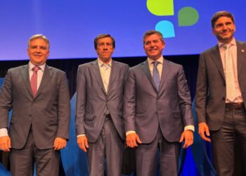 Llaryora advirtió que se necesita una «política industrial inteligente» para «ganar nuevos mercados»