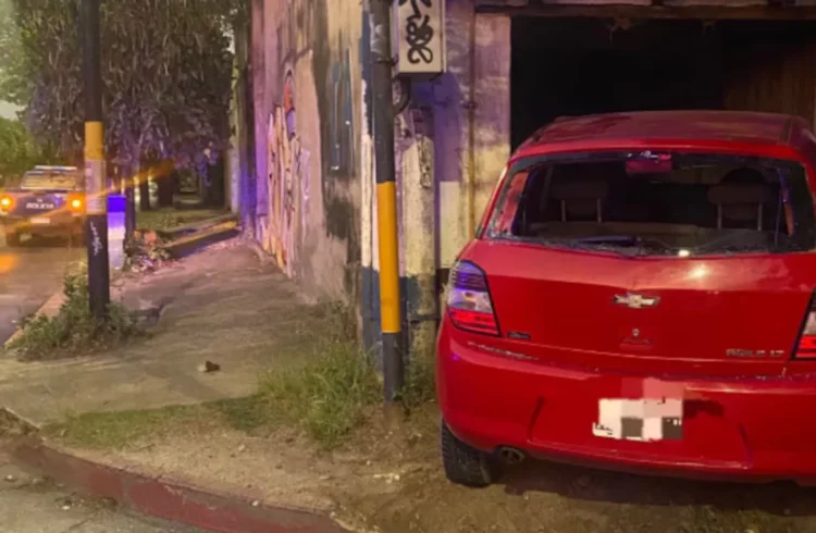 Auto incrustado en un garaje, Barrio Parque Vélezz Sarsfield.