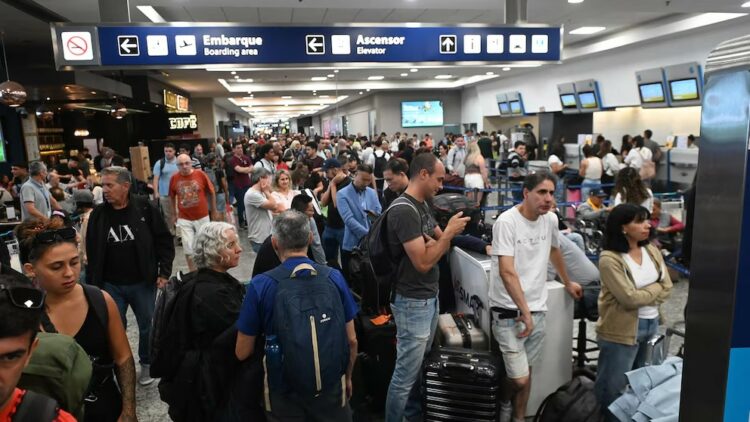 Cientos de pasajeros se quedaron varados en Aeroparque.