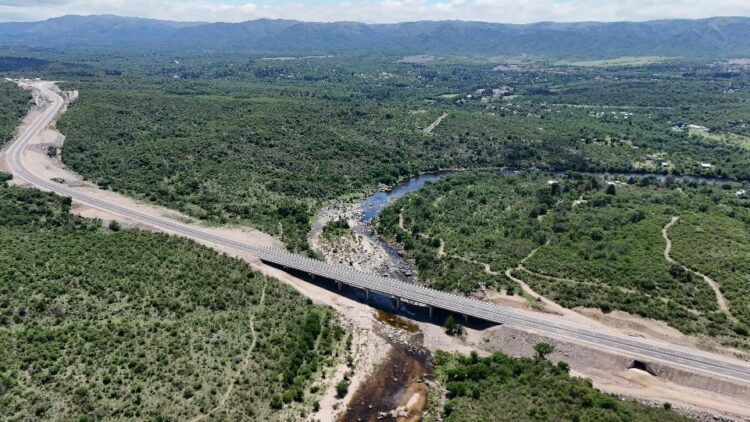 Llaryora calificó a la autovía de Punilla como una obra clave