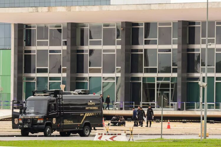 La Policía frente a la Corte Suprema de Brasil y junto al cuerpo del atacante.