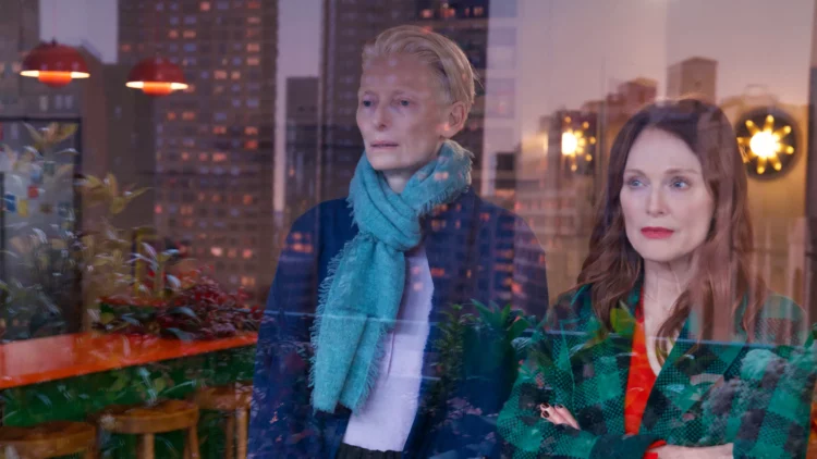 Tilda Swinton y Julianne Moore protagonizan el filme “La habitación de al lado”.