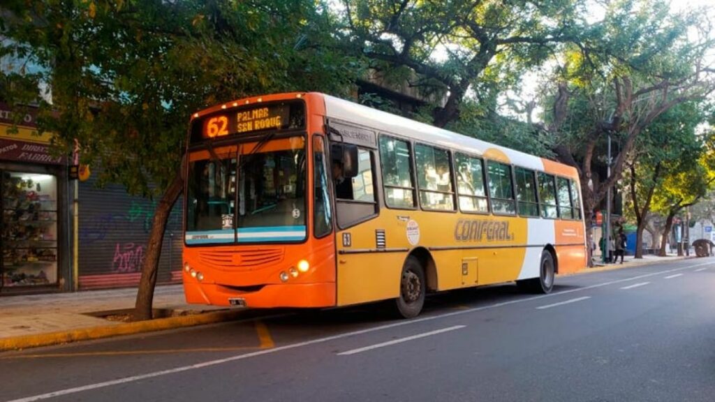 Un colectivero, ex jugador de Belgrano, fue detenido por golpear a un taxista