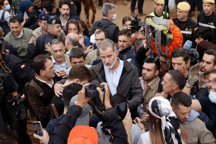 Insultaron y le tiraron barro a los reyes de España en Valencia