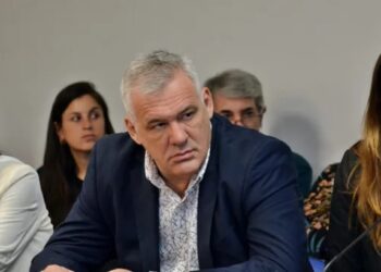 Denuncian una persecución en la Cancillería