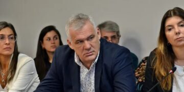 Denuncian una persecución en la Cancillería