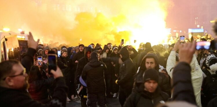 Hinchas del Maccabi antes del asalto de los neerlandeses en Ámsterdam.