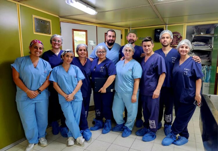 De la cirugía participaron tres cirujanos y dos instrumentadoras quirúrgicas.