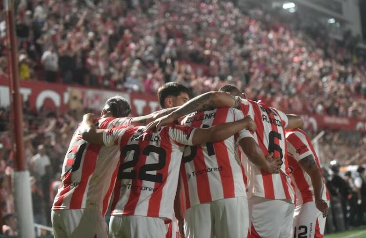 Instituto recibe a River en un partido que puede ser clave