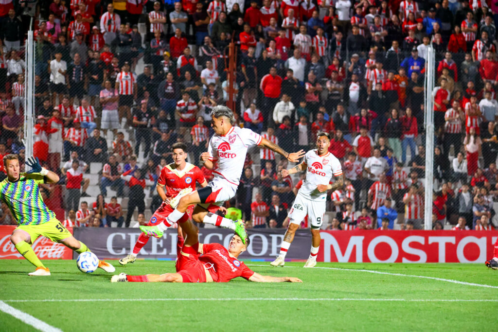 Instituto volvió al triunfo ante Argentinos Juniors