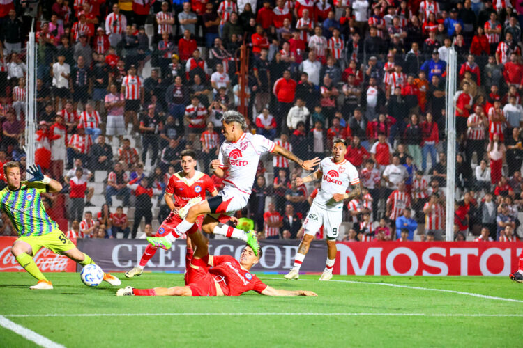 Instituto volvió al triunfo ante Argentinos Juniors