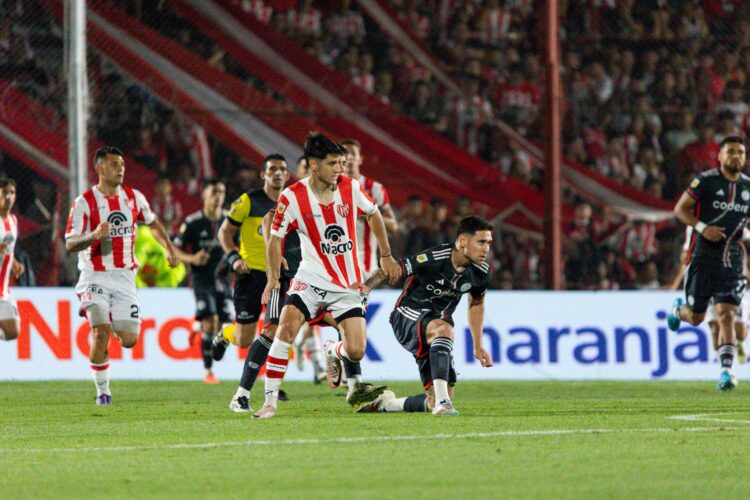 Instituto luchó, pero no pudo ante un River que se prende